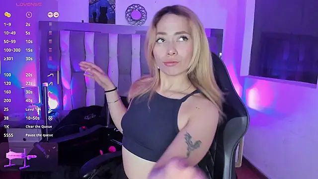 LanaMills  online show from 11/18/25, 05:12