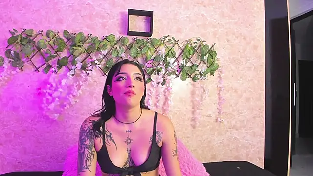 Snapshot of ImEmily444 chatting on 10/23/25, 02:00 ImEmily444 online show from 10/23/25, 02:00