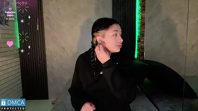 Snapshot of stepha__ chatting on 12/17/25, 11:05 stepha online show from 12/17/25, 11:05