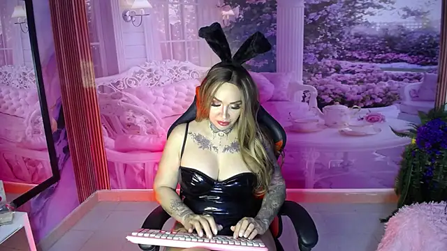 Snapshot of Layla-Watson chatting on 10/03/25, 12:13 Layla-Watson online show from 10/03/25, 12:13