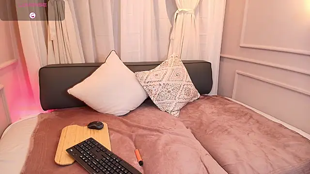 Nahomi key  online show from 09/25/25, 08:01