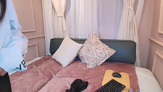 Nahomi key  online show from 10/23/25, 07:45