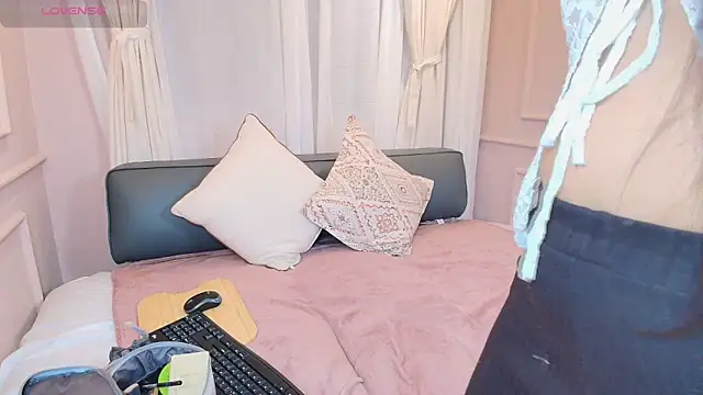 Nahomi key  online show from 11/12/25, 07:57