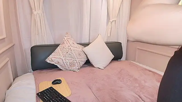 Nahomi key  online show from 11/14/25, 07:45