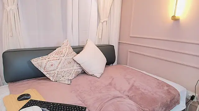 Nahomi key  online show from 11/15/25, 07:43