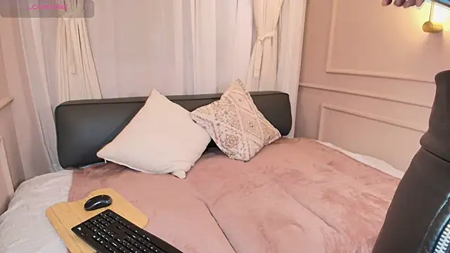 Nahomi key  online show from 11/18/25, 07:51