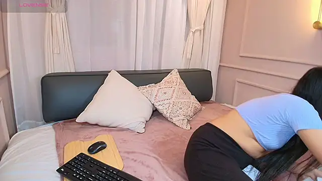 Nahomi key  online show from 11/19/25, 07:47