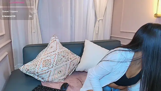 Nahomi key  online show from 11/21/25, 07:45