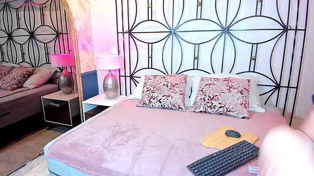 Nahomi key  online show from 11/26/25, 07:48