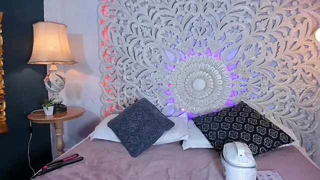 Nahomi key  online show from 12/14/25, 11:04