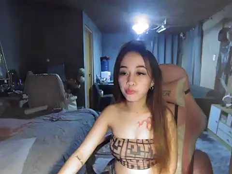 Snapshot of Yummiiieee28 chatting on 10/29/25, 02:30 Yummiiieee28 online show from 10/29/25, 02:30