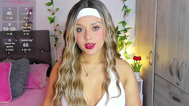 Snapshot of isajonnes18 chatting on 10/18/25, 10:54 isajonnes18 online show from 10/18/25, 10:54