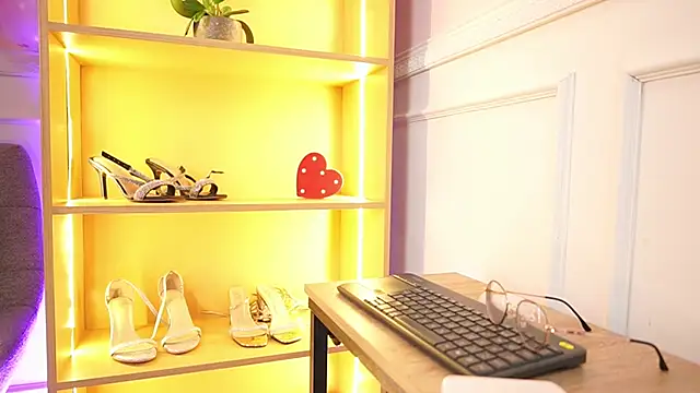 MilaCrave online show from 02/14/26, 11:40