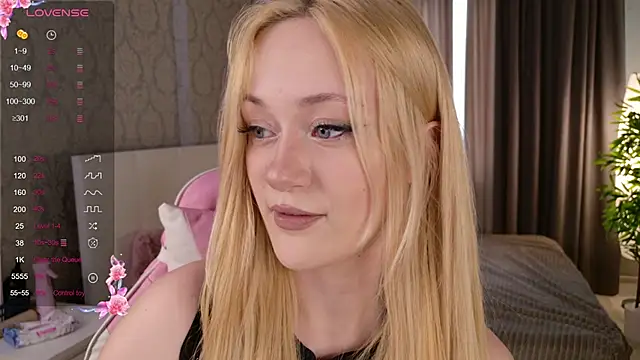 Snapshot of HeyMonkey_ chatting on 11/18/25, 01:04 HeyMonkey online show from 11/18/25, 01:04