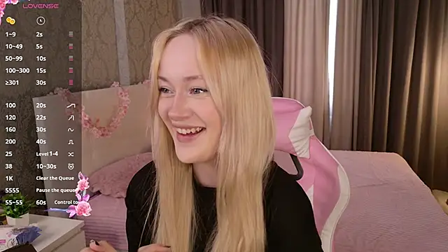 Snapshot of HeyMonkey_ chatting on 12/18/25, 12:33 HeyMonkey online show from 12/18/25, 12:33