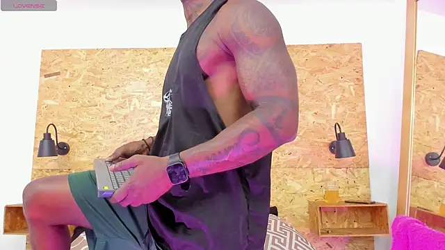 santiblack7 online show from 10/04/25, 06:39