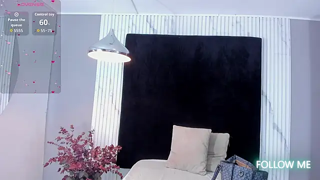 Snapshot of MONIK_FOX_CR chatting on 10/19/25, 07:47 MONIK FOX CR online show from 10/19/25, 07:47