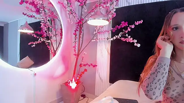 Snapshot of MONIK_FOX_CR chatting on 10/22/25, 07:35 MONIK FOX CR online show from 10/22/25, 07:35