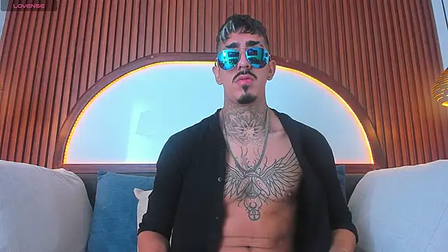 Snapshot of Donovan_Desmond chatting on 10/25/25, 04:02 Donovan Desmond online show from 10/25/25, 04:02