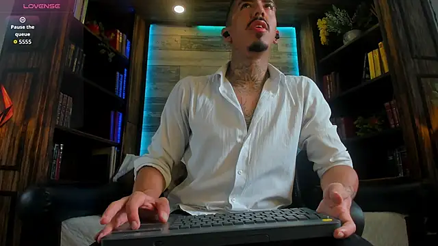 Snapshot of Donovan_Desmond chatting on 10/27/25, 08:02 Donovan Desmond online show from 10/27/25, 08:02