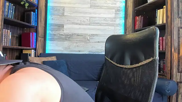 Snapshot of Donovan_Desmond chatting on 10/30/25, 07:47 Donovan Desmond online show from 10/30/25, 07:47