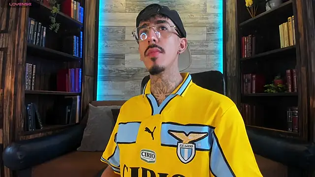 Snapshot of Donovan_Desmond chatting on 11/18/25, 09:52 Donovan Desmond online show from 11/18/25, 09:52