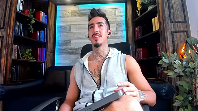 Snapshot of Donovan_Desmond chatting on 12/04/25, 08:28 Donovan Desmond online show from 12/04/25, 08:28