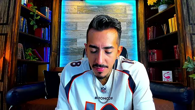 Snapshot of Donovan_Desmond chatting on 12/17/25, 03:34 Donovan Desmond online show from 12/17/25, 03:34