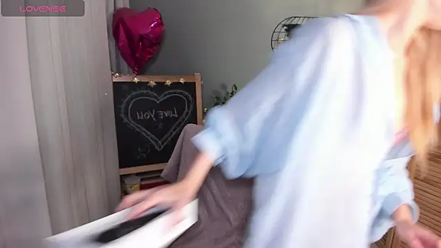 mishapallmer online show from 10/02/25, 01:45