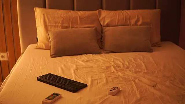 Snapshot of EllyLynn chatting on 10/04/25, 08:23 EllyLynn online show from 10/04/25, 08:23