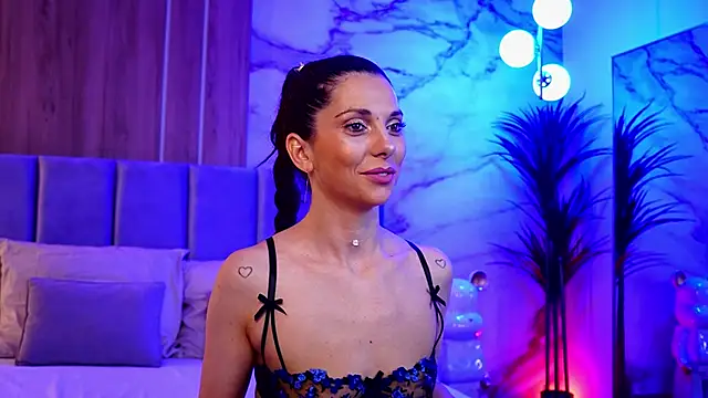 Snapshot of EllyLynn chatting on 10/30/25, 08:09 EllyLynn online show from 10/30/25, 08:09