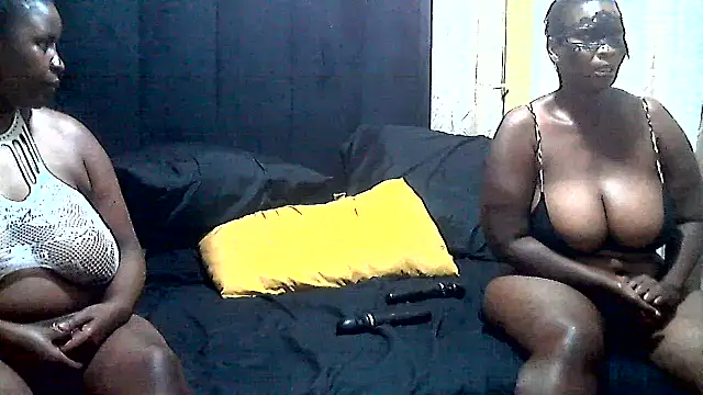 Snapshot of AnnabigpussyXO chatting on 10/18/25, 11:05 AnnabigpussyXO online show from 10/18/25, 11:05