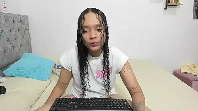 Snapshot of nay_and_aleja1 chatting on 12/15/25, 02:05 nay and aleja1 online show from 12/15/25, 02:05