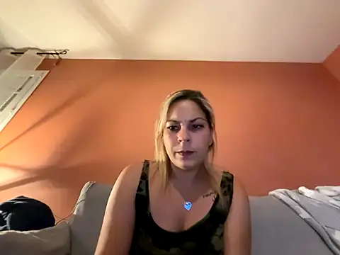 Snapshot of minettedusud chatting on 10/07/25, 09:23 minettedusud online show from 10/07/25, 09:23