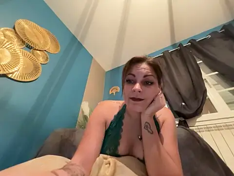 Snapshot of minettedusud chatting on 11/17/25, 09:37 minettedusud online show from 11/17/25, 09:37