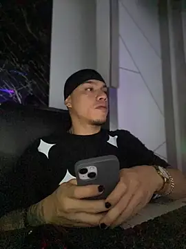 Snapshot of AlphaMasterXxx chatting on 10/31/25, 04:57 AlphaMasterXxx online show from 10/31/25, 04:57