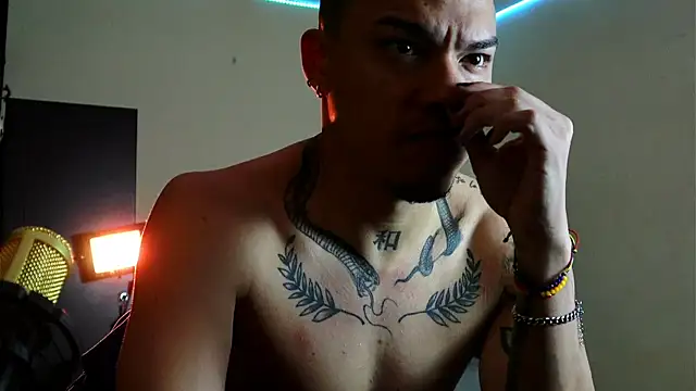 Snapshot of AlphaMasterXxx chatting on 11/17/25, 01:06 AlphaMasterXxx online show from 11/17/25, 01:06