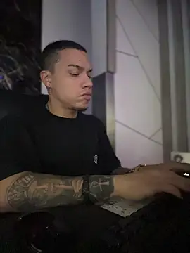 Snapshot of AlphaMasterXxx chatting on 11/28/25, 11:46 AlphaMasterXxx online show from 11/28/25, 11:46