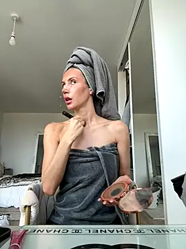 Snapshot of MilaRenee chatting on 10/25/25, 09:28 MilaRenee online show from 10/25/25, 09:28