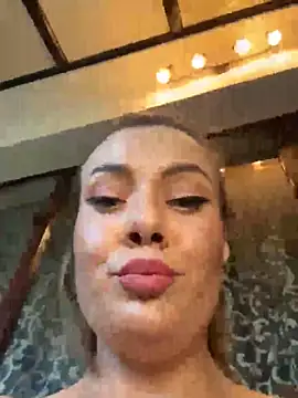 Snapshot of emmasweett11 chatting on 10/20/25, 01:00 emmasweett11 online show from 10/20/25, 01:00