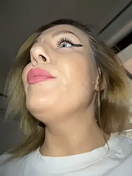 Snapshot of emmasweett11 chatting on 04/11/26, 01:59 emmasweett11 online show from 04/11/26, 01:59