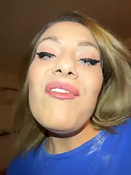 Snapshot of emmasweett11 chatting on 04/17/26, 06:11 emmasweett11 online show from 04/17/26, 06:11