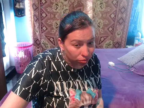 Snapshot of cloequeen15 chatting on 04/21/26, 04:45 cloequeen15 online show from 04/21/26, 04:45