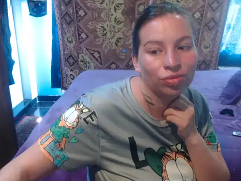 Snapshot of cloequeen15 chatting on 04/26/26, 03:42 cloequeen15 online show from 04/26/26, 03:42