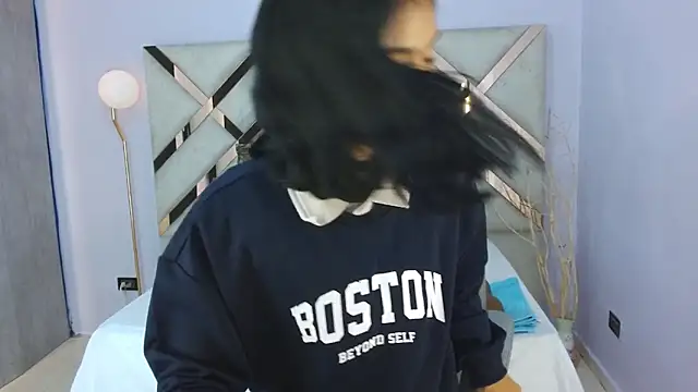 Milaa Star  online show from 12/18/25, 03:45