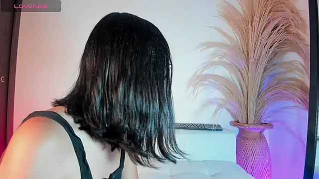 Snapshot of Noami_Rose chatting on 12/04/25, 01:48 Noami Rose online show from 12/04/25, 01:48