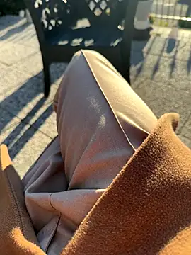 Snapshot of maialexte chatting on 12/14/25, 02:11 maialexte online show from 12/14/25, 02:11