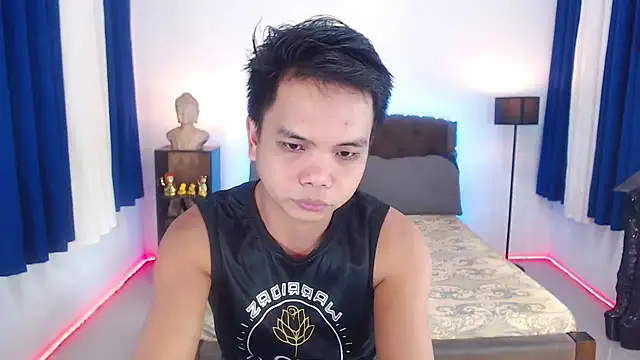 Snapshot of XExtraServiceManX chatting on 10/21/25, 12:28 XExtraServiceManX online show from 10/21/25, 12:28