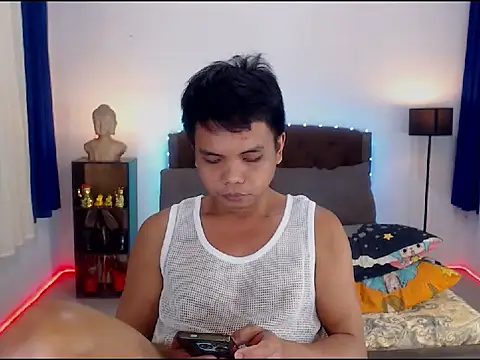 Snapshot of XExtraServiceManX chatting on 10/22/25, 04:07 XExtraServiceManX online show from 10/22/25, 04:07