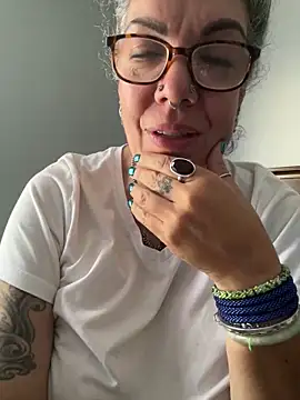 Snapshot of dieseldame1313 chatting on 11/11/25, 01:11 dieseldame1313 online show from 11/11/25, 01:11